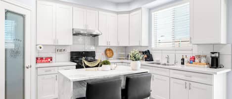 บ้านพัก, หลายเตียง, ลานระเบียง, วิวสวน (15921 La Puente) | ครัวส่วนตัว | ตู้เย็น, ไมโครเวฟ, เตาอบ, เตาประกอบอาหาร