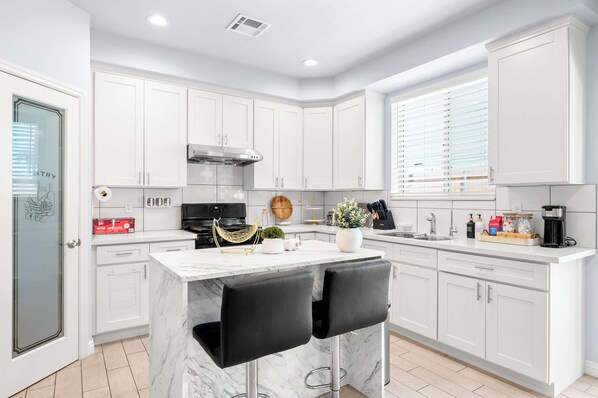 House, Multiple Beds, Patio, Garden View (15921 La Puente) | Private kitchen | Fridge, microwave, oven, stovetop - Modern Spacious Home Bright, Family Group Friendly (La Puente)