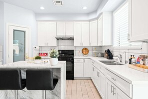 Casa, varias camas, patio, vista al jardín (15921 La Puente) | Cocina privada | Refrigerador, microondas, horno y parrilla de estufa 