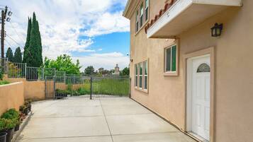 Casa, 1 cama King, varanda, vista para o jardim (258 Walnut) | Vista do quarto