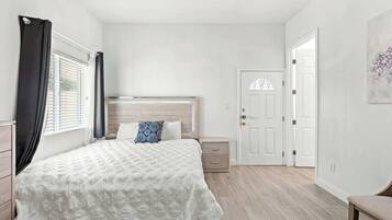 Casa, 1 cama King, varanda, vista para o jardim (258 Walnut) | 1 quarto, individualmente decorados, individualmente mobiliados