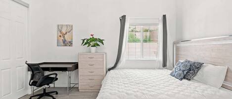 House, 1 King Bed, Patio, Garden View (258 Walnut) | 1 bedroom, individually decorated, individually furnished, bed sheets