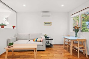 独立别墅, 1 张大床, 露台, 山景 (1733 Los Angeles) | 起居区 | 42-英寸纯平电视（配备数码频道）