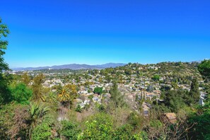 Exterior - Scenic Retreat With Deck & Stunning Views in LA (Glendale)