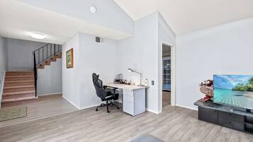 House, Multiple Beds, Patio, Garden View (1477 Ontario) | Interior