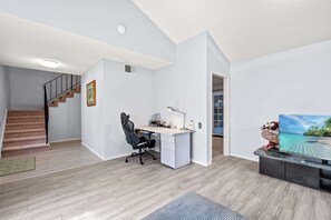 House, Multiple Beds, Patio, Garden View (1477 Ontario) | Interior