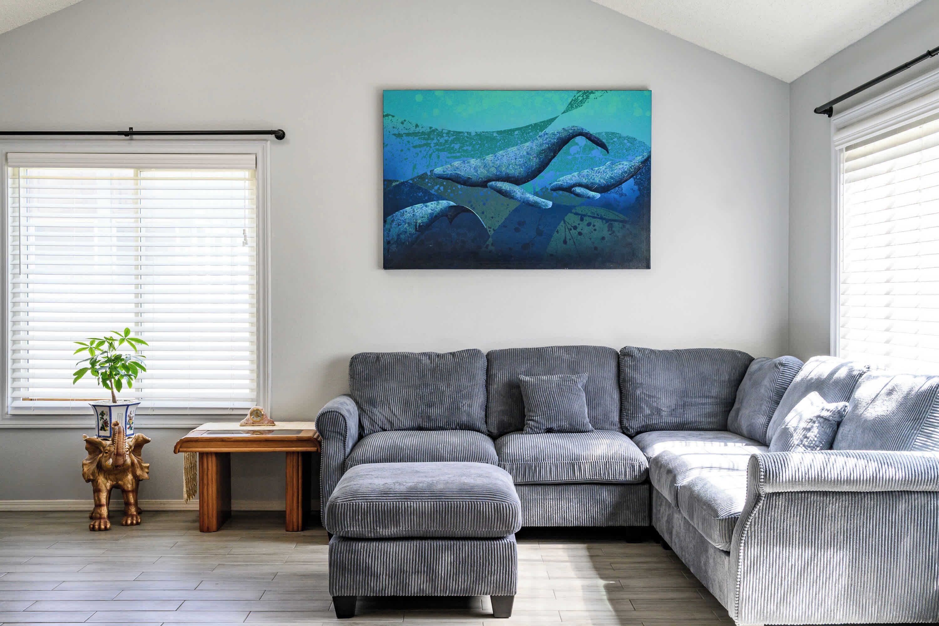 منزل - عدة أسرّة - برواق - منظر للحديقة (1477 Ontario) | منطقة المعيشة | تلفزيون بشاشة مسطحة بحجم 42-بوصة يعرض قنوات تلفزيونية رقمية، مدفأة