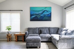 하우스, 침대(여러 개), 파티오, 정원 전망 (1477 Ontario) | 거실 공간 | 디지털 채널 시청이 가능한 42인치 평면 TV, 벽난로