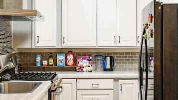 House, Multiple Beds, Patio, Garden View (1477 Ontario) | Private kitchen