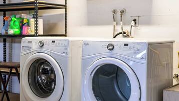 House, Multiple Beds, Patio, Garden View (1477 Ontario) | Interior