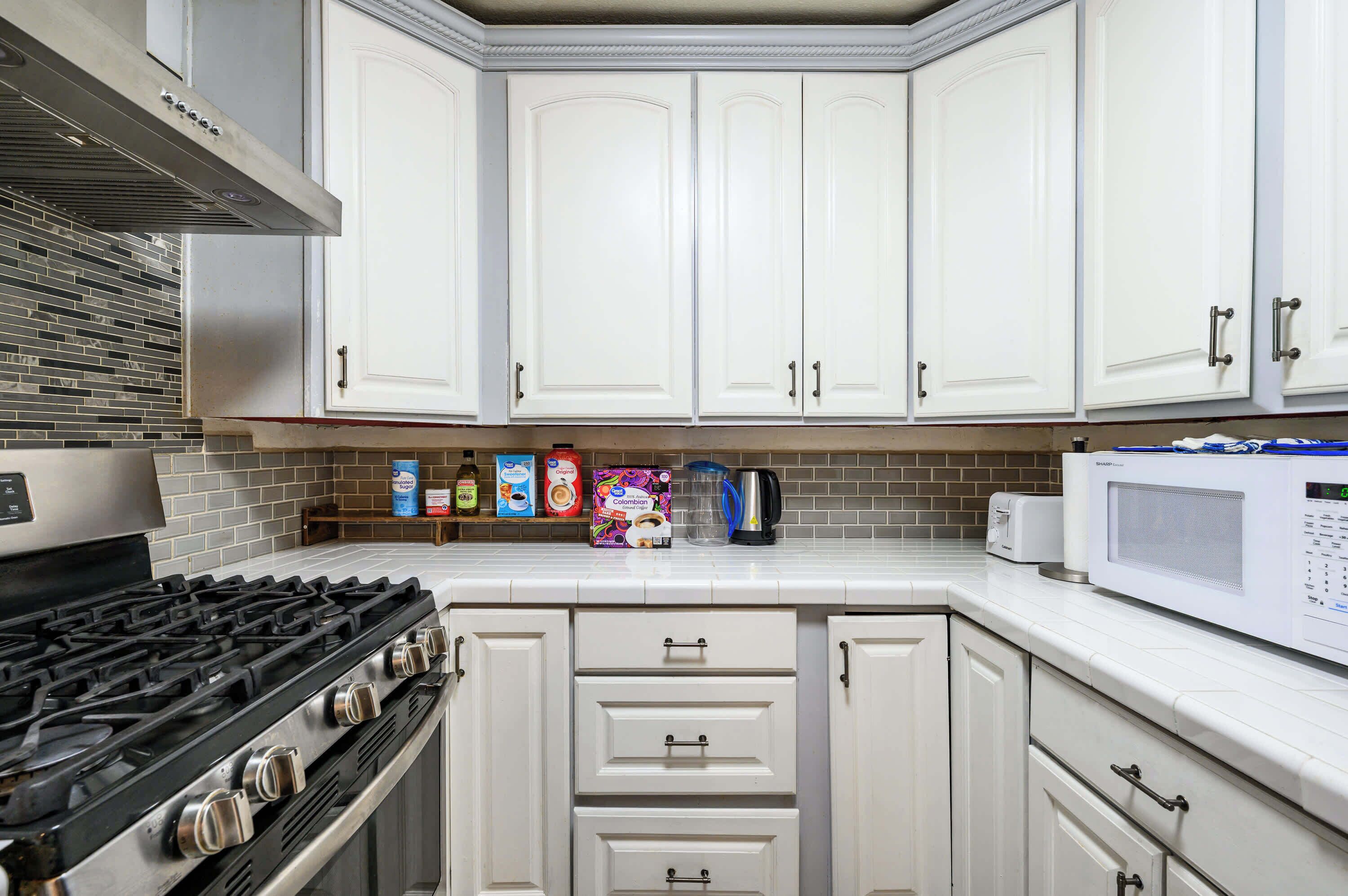 House, Multiple Beds, Patio, Garden View (1477 Ontario) | Private kitchen | Fridge, microwave, oven, stovetop