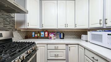 House, Multiple Beds, Patio, Garden View (1477 Ontario) | Private kitchen | Fridge, microwave, oven, stovetop