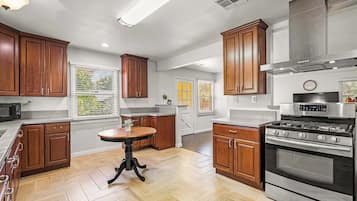 Casa, varias camas, patio, vista al jardín (481-2 Pasadena) | Cocina privada | Refrigerador, microondas, horno y parrilla de estufa