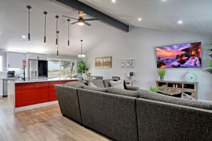 Smart TV - Modern Luxe w Chef’s Kitchen (Reno)