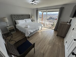 Tabla de planchar con plancha, wifi y ropa de cama 