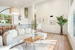 Huis, Meerdere bedden, terras, uitzicht op bergen (10961 North Tustin) | Woonruimte | Een 42-inch flatscreentelevisie met digitale zenders