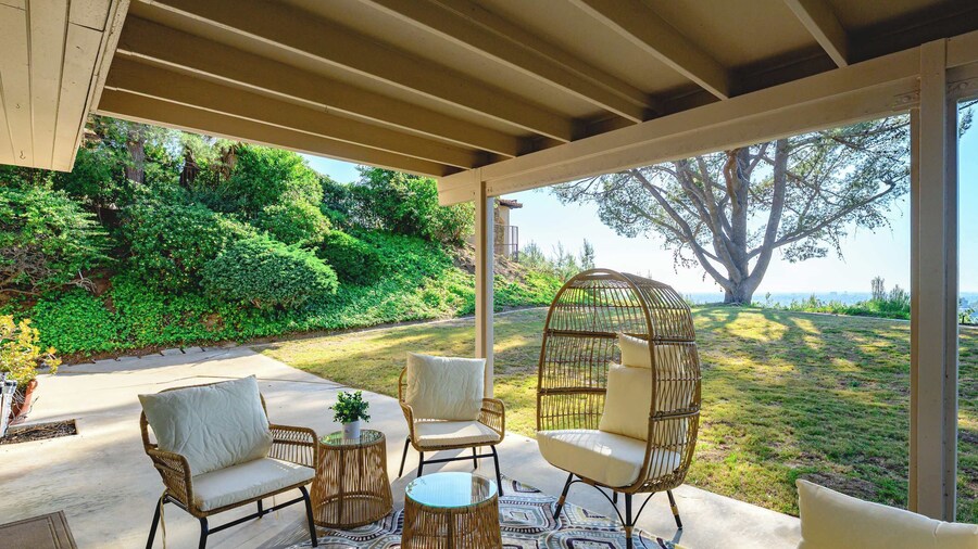 Spacious Retreat With Scenic Mountain Views