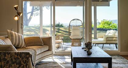 Spacious Retreat With Scenic Mountain Views