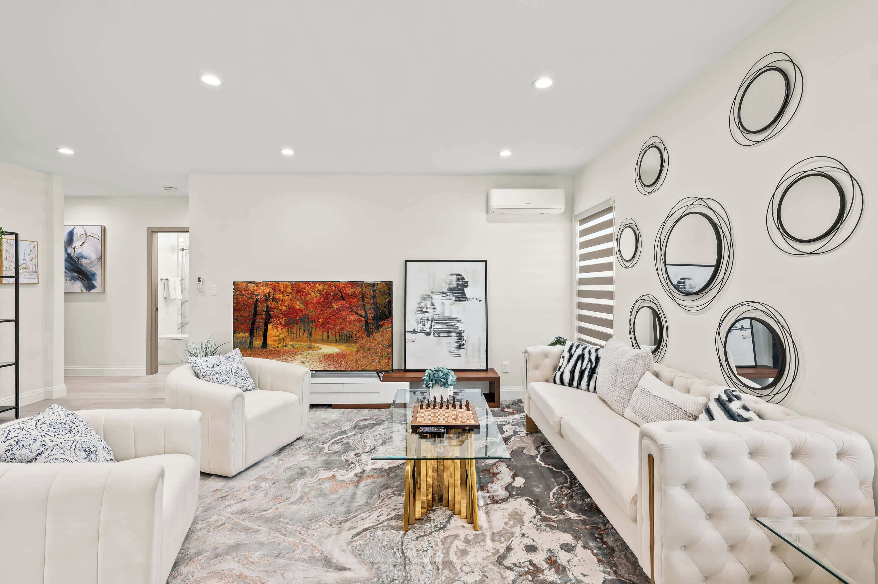 Casa, várias camas, varanda, vista para o jardim (325 West Covina) | Área de estar | TV de tela plana 42 polegadas com canais digitais