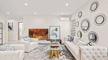 Casa, várias camas, varanda, vista para o jardim (325 West Covina) | Área de estar | TV de tela plana 42 polegadas com canais digitais