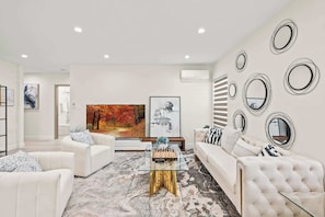 Hus - flera sängar - uteplats - utsikt mot trädgården (325 West Covina) | Vardagsrum | 42-tums platt-tv med digitalkanaler