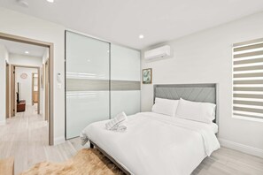 Hus - flera sängar - uteplats - utsikt mot trädgården (325 West Covina) | 3 sovrum, individuell inredning, unika möbler och sängkläder