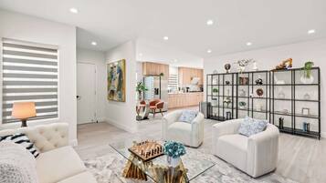 Casa, várias camas, varanda, vista para o jardim (325 West Covina) | Área de estar | TV de tela plana 42 polegadas com canais digitais