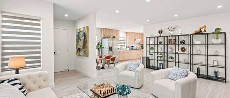 บ้านพัก, หลายเตียง, ลานระเบียง, วิวสวน (325 West Covina) | บริเวณนั่งเล่น | ทีวีจอแบน 42 นิ้ว พร้อมช่องดิจิตอล