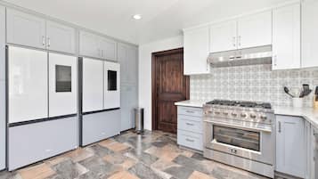House, Multiple Beds, Patio, Pool View (1734 Hacienda Height) | Private kitchen | Fridge, microwave, oven, stovetop