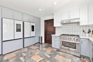 House, Multiple Beds, Patio, Pool View (1734 Hacienda Height) | Private kitchen | Fridge, microwave, oven, stovetop