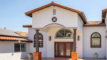 ุงูู
ูุดุฃุฉ ู
ู ุงูุฎุงุฑุฌ