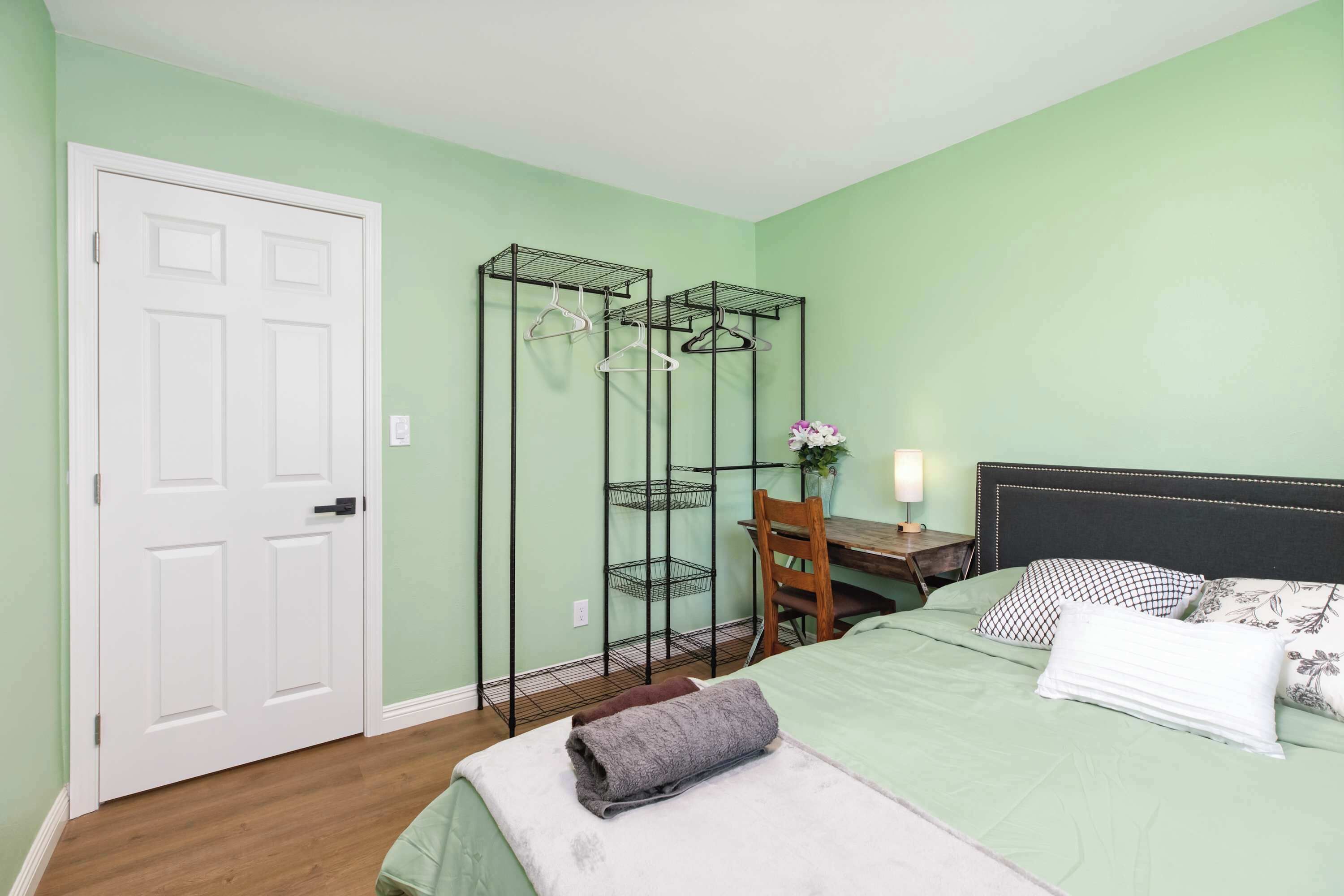 独立别墅, 多张床, 露台, 泳池景观 (1734 Hacienda Height) | 3 多间卧室、特色装修、特色家居、床单