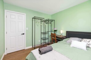 Huis, meerdere bedden, patio, uitzicht op zwembad (1734 Hacienda Height) | 3 slaapkamers, individueel gedecoreerd, individueel gemeubileerd