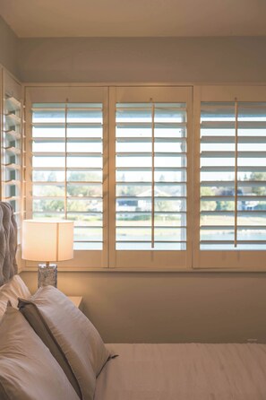 アパートメント ベッド (複数台) パティオ (25-2 Irvine) | 4 室のベッドルーム、客室ごとに異なる装飾、客室ごとに異なるインテリア