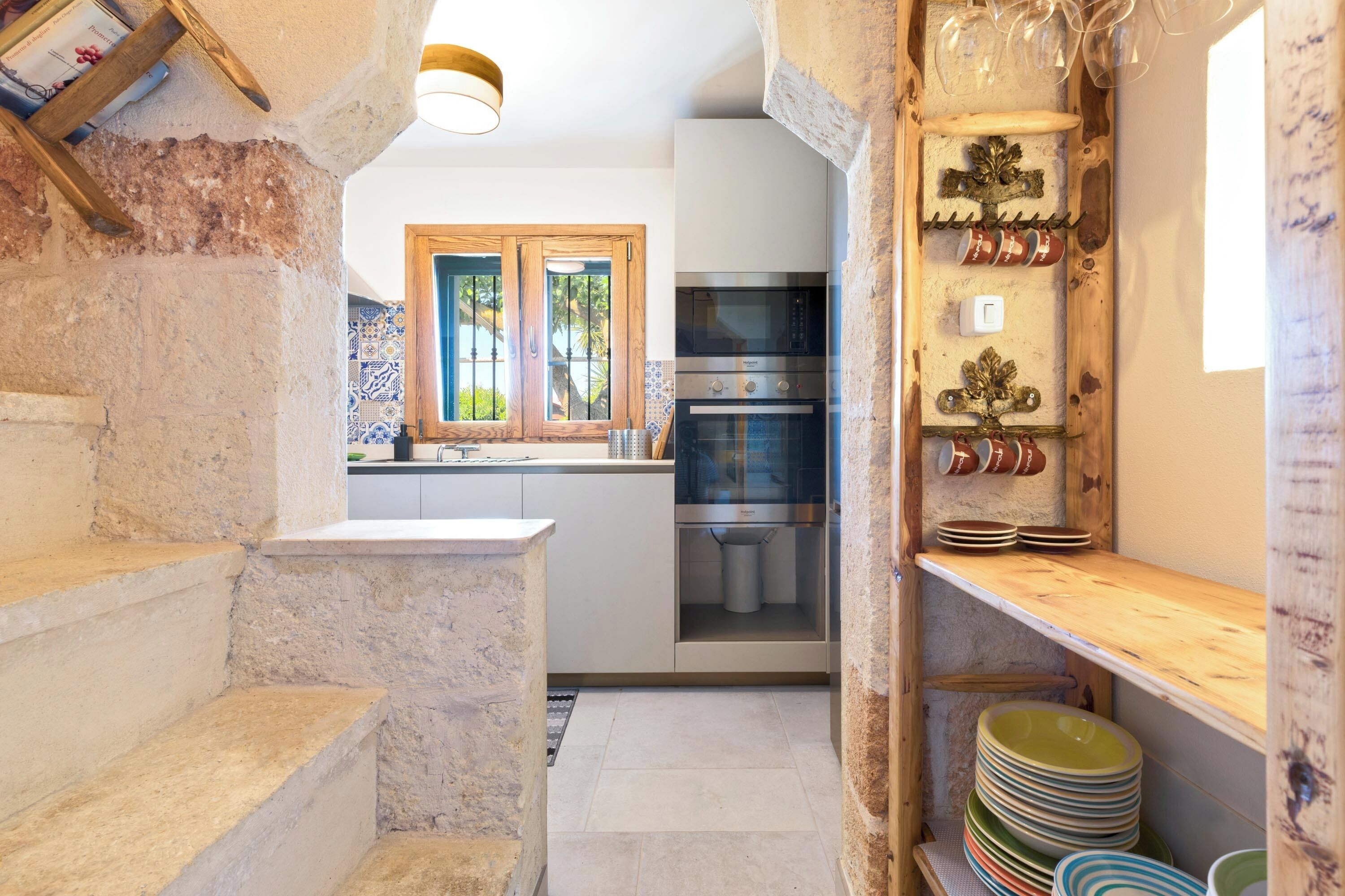 Réfrigérateur, micro-ondes, plaque de cuisson, lave-vaisselle