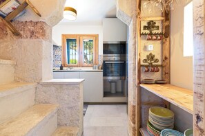 Geladeira, micro-ondas, cooktop, lava-louças