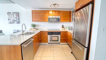 Fridge, microwave, stovetop, dishwasher