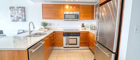 Fridge, microwave, stovetop, dishwasher