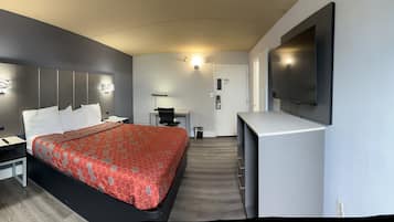 舒适客房, 1 张特大床, 无烟房 | 办公桌、笔记本电脑工作区、遮光窗帘、熨斗/熨衣板