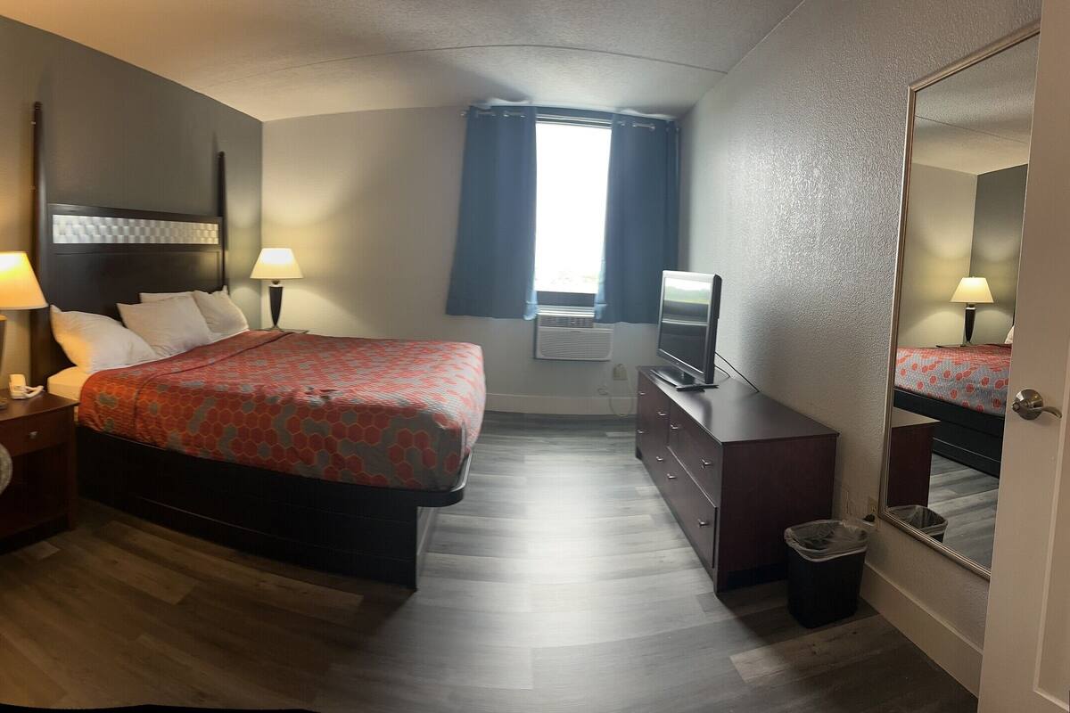 Deluxe Room, 1 Queen Bed, Non Smoking | Desk, laptop workspace, blackout drapes, iron/ironing board