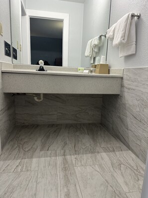 Đồ dùng nhà tắm được thiết kế riêng, khăn tắm, xà phòng, dầu gội 