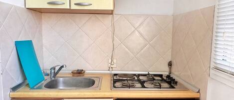 Micro-ondes, four, plaque de cuisson