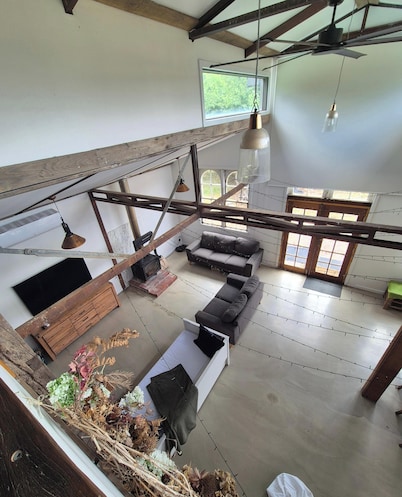 Luxury Barn Stay with Mt Macedon Views