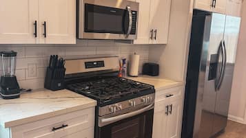 Microondas, horno, placa de cocina y lavavajillas