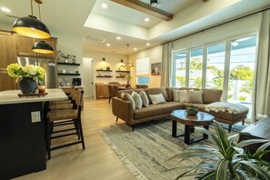 スマートテレビ、テーブルサッカー台、書庫