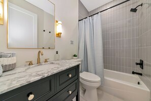 Shower, hair dryer, towels, soap - Bright New Home • Family Oasis Near the Shore (Venice)