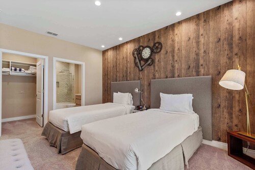 Sophisticated Family Villa Spacious 4br, Prime Disney Area Location!