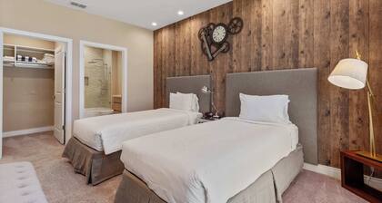 Sophisticated Family Villa Spacious 4br, Prime Disney Area Location!