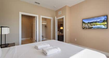 Sophisticated Family Villa Spacious 4br, Prime Disney Area Location!