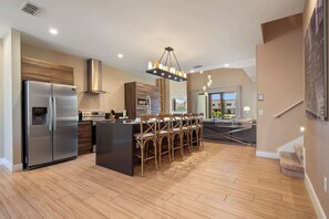 Pientalo, useita sänkyjä, patio, näköala puutarhaan (3056RW MVV) | Yksityinen keittiö | Jääkaappi, mikroaaltouuni, uuni, liesi